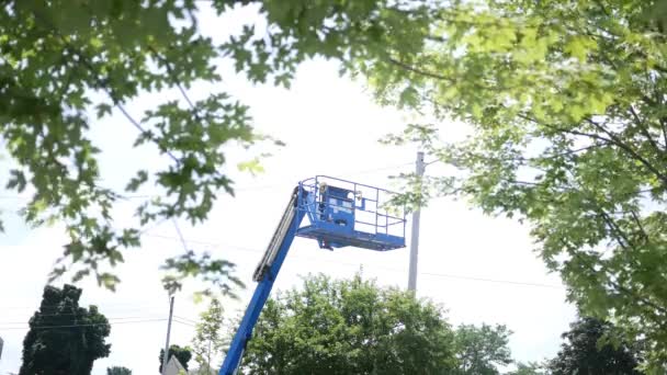 Μια Μπλε Υπερυψωμένη Πλατφόρμα Συντήρησης Όπως Φαίνεται Μέσα Από Δέντρα — Αρχείο Βίντεο