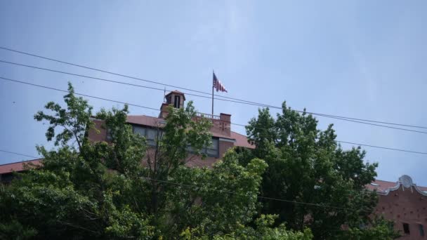 夏日用美国国旗拍摄红砖医院大楼 — 图库视频影像