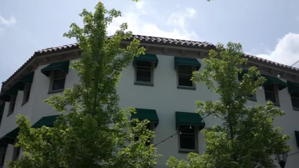 Estabelecendo Tiro Edifício Apartamentos Estilo Toscano Branco — Vídeo de Stock