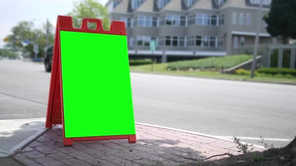 Generisches Green Screen Signage Klappschild Der Nähe Belebter Straße — Stockvideo