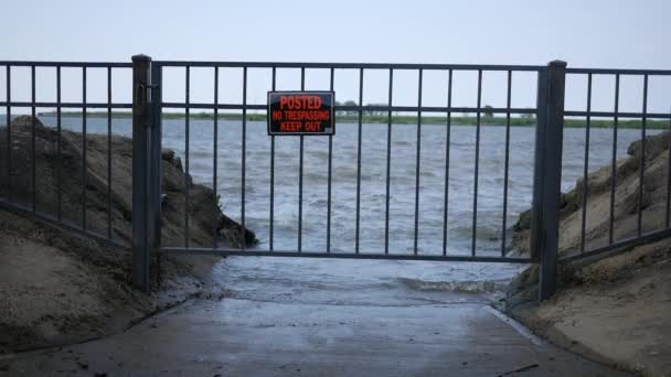 Nincs Trespassing Kerítés Közelében Elárasztott Pier Terület Nyáron — Stock videók