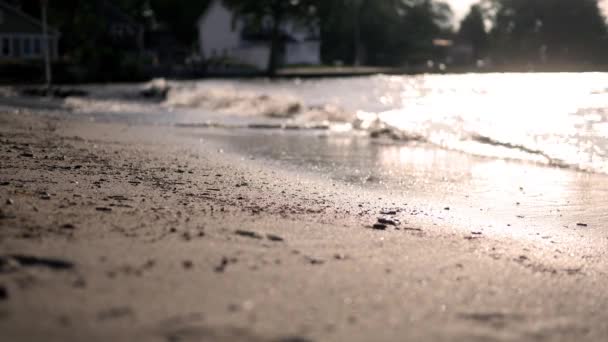 美しい砂浜の上にクラッシュ映画の色グレードの晴れた波 — ストック動画