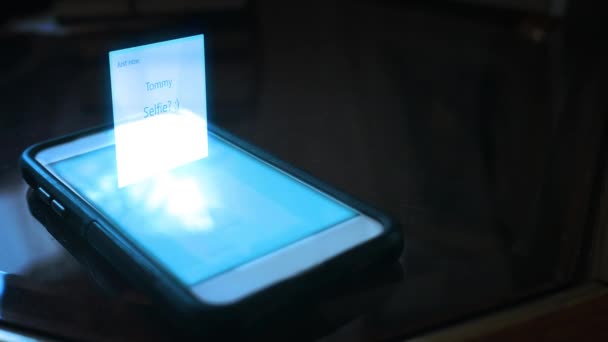 Série Mensagens Texto Holograma Digital Pushy Namorado Texto Pedindo Selfie — Vídeo de Stock