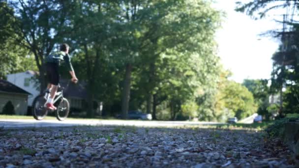 Due Ragazzini Delle Scuole Medie Stanno Pedalando Lungo Una Strada — Video Stock