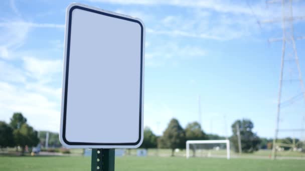 サッカー場の近くに空白の一般的な看板のクローズアップ — ストック動画