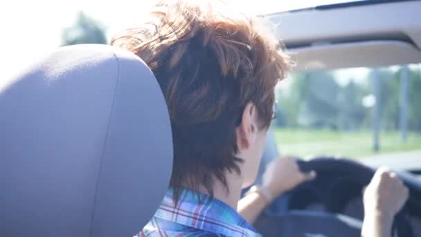 女性は 主要道路をコンバーチブル車を運転 後部座席から撮影 — ストック動画