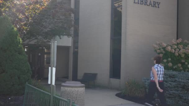 Mujer Camina Hasta Entrada Biblioteca Pública — Vídeo de stock