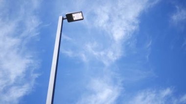 Gün boyunca mavi gökyüzü arka planına karşı bir telefon direği