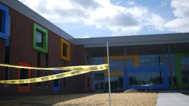 Gündüz yapım aşamasında olan bir ilkokul