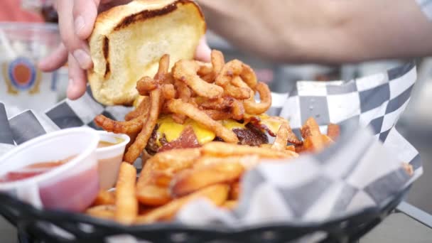 Middelbare Leeftijd Man Eet Ongezonde Cheeseburger Restaurant — Stockvideo