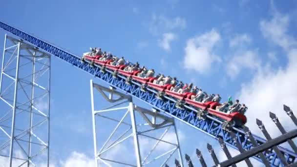 Kino Achterbahn Klettert Aus Fahrendem Auto Den Berg Hinauf — Stockvideo