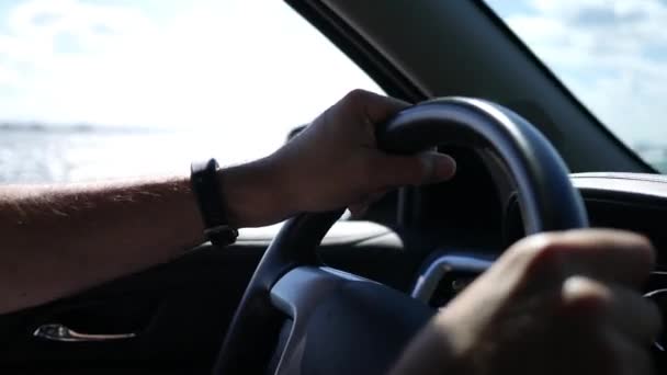 Mann Fährt Auto Der Nähe Des Ozeans Filmischer Lenkradwinkel — Stockvideo