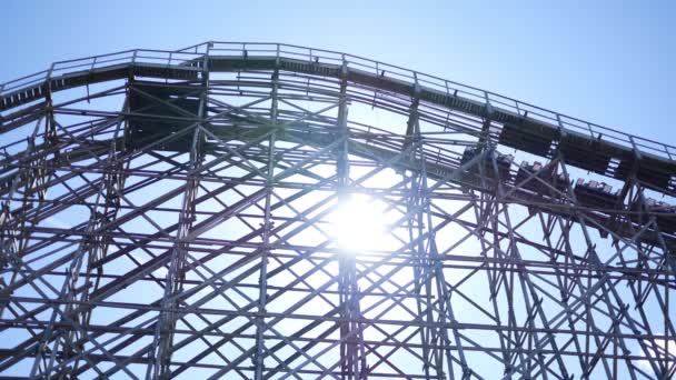 Cinematic Roller Coaster Wspina Się Wzgórze Schodzi — Wideo stockowe