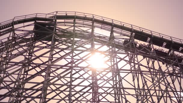 Cinematic Roller Coaster Wspina Się Wzgórze Sepia Tle — Wideo stockowe