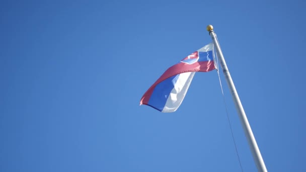 Bandera Eslovaca Ondeando Sobre Fondo Azul Claro Del Cielo — Vídeo de stock