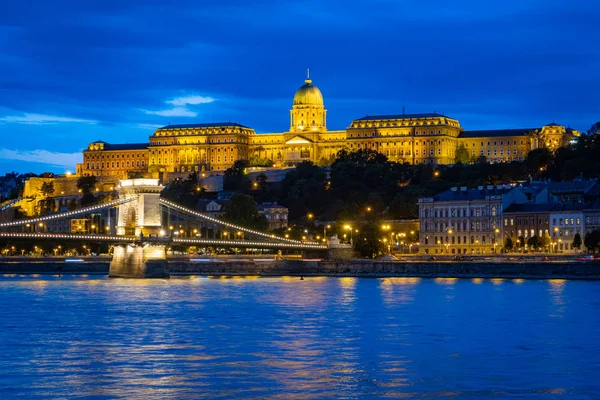 Королівський палац у Будапешті вночі. — стокове фото