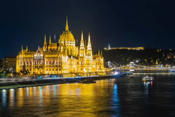 Parlamentet i Budapest på natten Royaltyfria Stockbilder