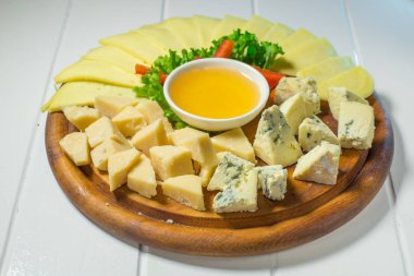 Bal ve sebze ile masada lezzetli peynir