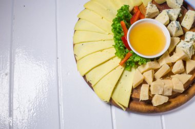 Peynir tabağı farklı peynir, bal ve sebze ile