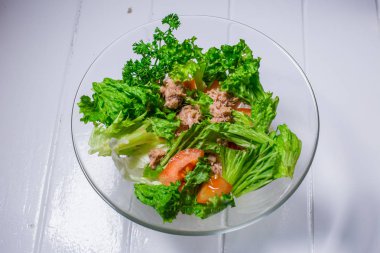 Et, tavuk, marul, dereotu, domates salatası. Menü Restoran bar cafe için