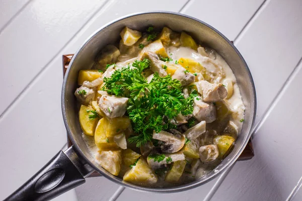 Kızarmış patates soğan tavuk, mantar sosu ile — Stok fotoğraf