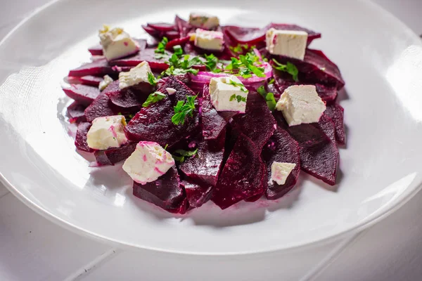 Vitaminsalat mit Rüben und Feta in einem weißen Teller — Stockfoto