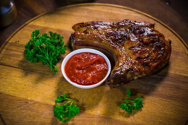 Plátky grilované hovězí barbecue steak na prkénku — Stock fotografie