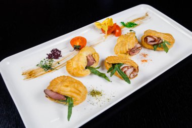 Peynir pasta yeşil ve domates kiraz ile kaplı, pastırmalı Mousse