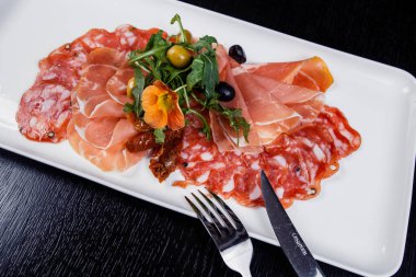 Et tabağı - prosciutto jambonu, bresaola, pancetta, salam ve parmesan Dilimleme