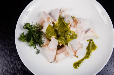 Domuz yağı. Kopya alanı ile yağ şeritler. Domuz yağlı dilimleri ahşap plaka, kopya alanı