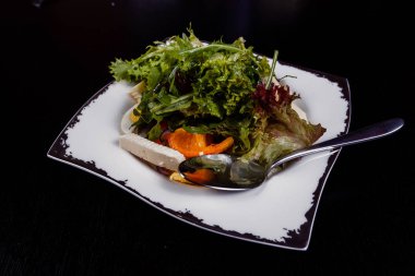 Bir tabakta Yumurta, kırmızı biber, peynir ve domates salatası.