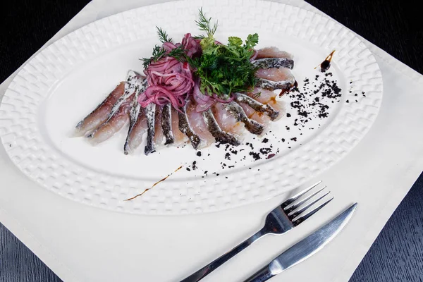 Filete de pescado con cebolla y eneldo —  Fotos de Stock