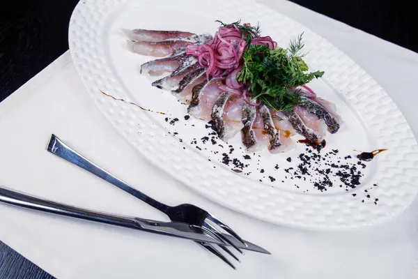 Filete de pescado con cebolla y eneldo —  Fotos de Stock