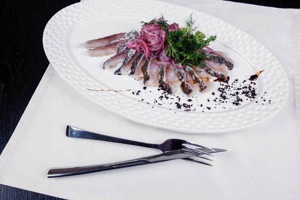 Filete de pescado con cebolla y eneldo —  Fotos de Stock