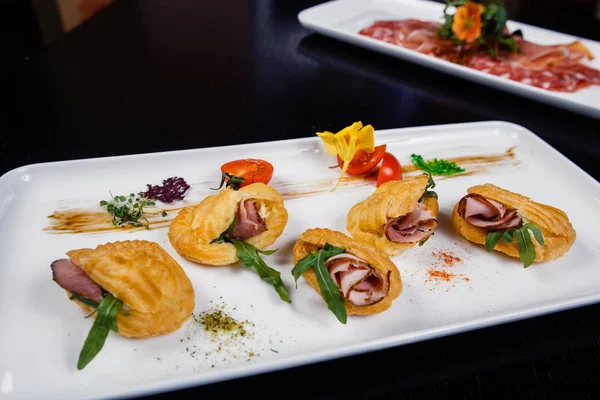 Mousse z sýr se slaninou v éclair, pokryté zelenou a rajče cherry — Stock fotografie