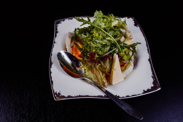 Salat mit Ei, Paprika, Käse und Tomaten auf einem Teller serviert. — Stockfoto