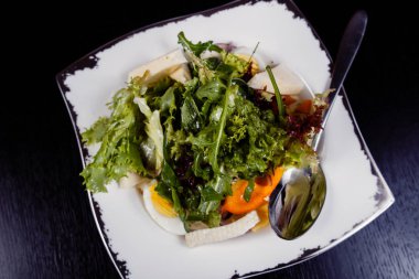 Bir tabakta Yumurta, kırmızı biber, peynir ve domates salatası.