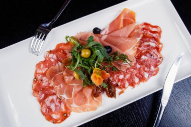 Et tabağı - prosciutto jambonu, bresaola, pancetta, salam ve parmesan Dilimleme