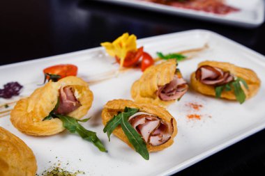 Peynir pasta yeşil ve domates kiraz ile kaplı, pastırmalı Mousse