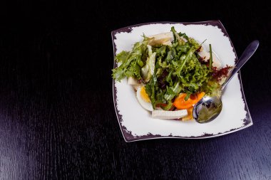 Bir tabakta Yumurta, kırmızı biber, peynir ve domates salatası.