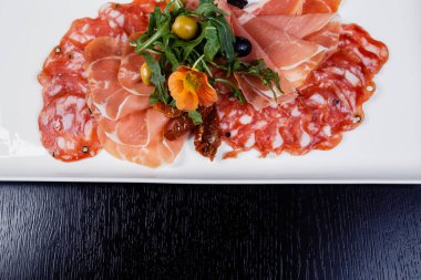 Et tabağı - prosciutto jambonu, bresaola, pancetta, salam ve parmesan Dilimleme