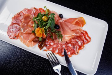 Et tabağı - prosciutto jambonu, bresaola, pancetta, salam ve parmesan Dilimleme