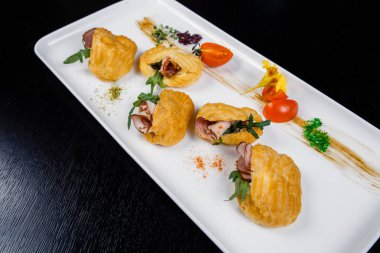 Peynir pasta yeşil ve domates kiraz ile kaplı, pastırmalı Mousse