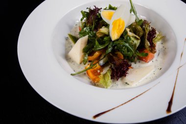 Bir tabakta Yumurta, kırmızı biber, peynir ve domates salatası.