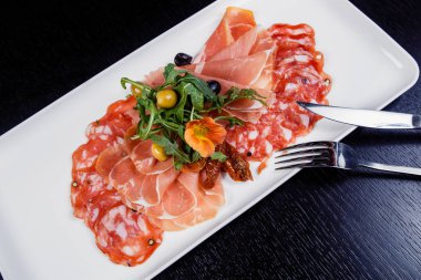 Et tabağı - prosciutto jambonu, bresaola, pancetta, salam ve parmesan Dilimleme