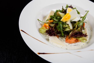 Bir tabakta Yumurta, kırmızı biber, peynir ve domates salatası.