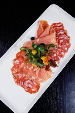 Et tabağı - prosciutto jambonu, bresaola, pancetta, salam ve parmesan Dilimleme