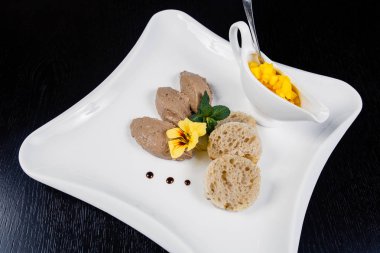 Bir elma krem ile dilimlenmiş bütün tahıl ekmek ile servis tavuk ev yapımı hamur.