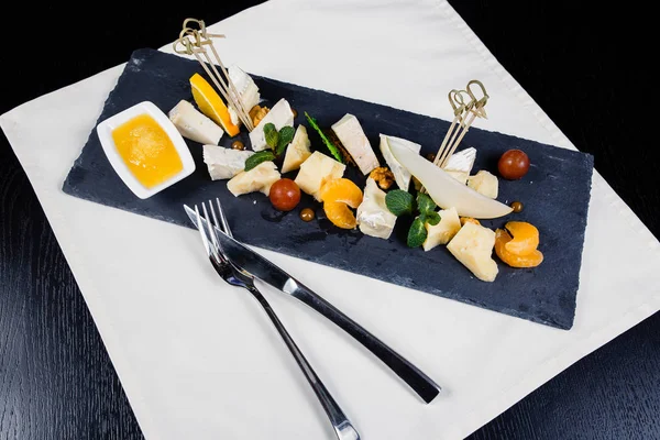 Surtido de platos de queso de varios tipos de queso en pizarra oscura —  Fotos de Stock