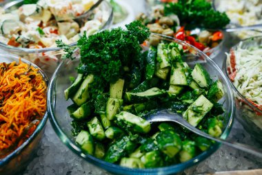 Ispanak, kiraz domates, Mısır salatası, bebek ıspanak, taze nane ve fesleğen ile salata.